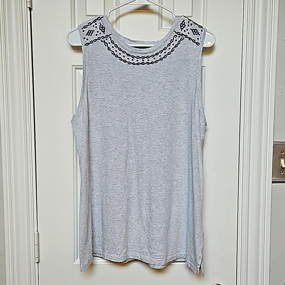 EUC Banana Republic Heather Gray Lightweight Tank with Embroidered Neck Detail